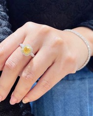 高色小精品推薦💛👑！ GIA 1.0ct Fancy Intense Yellow Diamond Ring！ 極高色1.01ct fancy intense yellow黃鑽戒指💍！ 色超濃火彩爆閃
