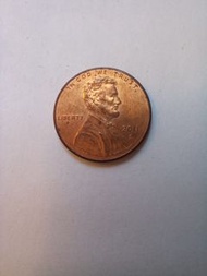 一枚美國 2011 年的林肯盾徽一分硬幣（Lincoln Shield Cent），由丹佛鑄幣局鑄造。 [1, 2]

正面：刻有亞伯拉罕·林肯的頭像，並帶有「LIBERTY」（自由）和「IN GOD