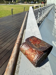 Manzoku | 可訂製 | 純手工皮革雕刻縫製 | 真皮花卉耳機保護套殼