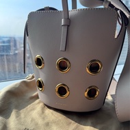 近全新Burberry 水桶包 斜肩背