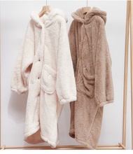ชุดคลุมนอนผ้าคอรัลฟลีซลายหมี Fufu แบบนิ่มสำหรับผู้หญิงชุดนอนบุขนกำมะหยี่แบบยาวสำหรับฤดูหนาวชุดใส่ในบ้านมีฮู้ดขนยาวกันหนาวหนาพิเศษ