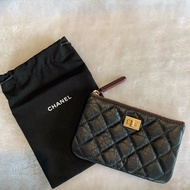 Chanel 金釦2.55 系列復古小牛皮一字型拉鍊零錢包(黑色)