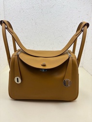 Hermes 愛馬仕 W刻 Lindy26 芝麻色拼內里藍色銀扣 Swift皮 斜挎包 26cm