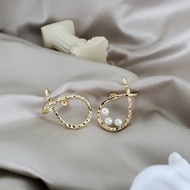 925 純銀鍍14K金 不對襯珍珠耳環 ~ 敲擊紋 ~ 交錯 ~ 耳骨夾耳掛