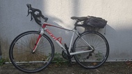 Giant SCR 1 搭載 Shimano Sora 9速（共18段變速） 公路車, 輕量鋁合金車架與碳纖維前叉.
