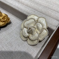 Fashionable Chanel-style white enamel pearl camellia brooch, elegant and stylish women's clothing ac