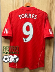 เสื้อฟุตบอลย้อนยุค [ Retro ] หงษ์แดง คอกลม ปี 2011 Home ชุดเหย้า พร้อมชื่อเบอร์ TORRES, GERRARD, SUAREZ รูปถ่ายจากสินค้าจริง กล้ารับประกันคุณภาพสินค้า