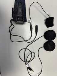 Cardo Pactalk Edge 齊備JBL 耳機線組及麥克風