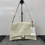 BALENCIAGA  油蠟皮奶白色肩背斜背腋下包31*19*10 98新配件塵袋吊牌