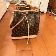 LV M40818 PETIT NOE 經典花紋束口水桶包