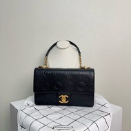 Chanel香奈兒 楊丞琳同款 Coco字母黑金牛皮做舊五金翻蓋包 28開  尺寸約21*5*14cm~