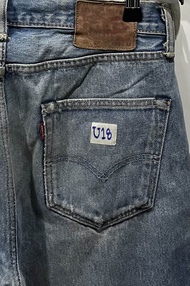 กางเกงยีนส์(มือสองแท้💯%) Levi’s 501 CT (ป้ายหนัง) เอวป้าย 30” เอววัดจริง 32” MADE IN TURKEY(รหัสU18) ยาวทั้งตัว 41” ยาวจากเป้าถึงปลายขา 29.5” ปลายขากว้าง 6.5” *** สนใจสอบถามข้อมูลเพิ่มเติมได้ค่ะ***