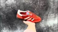 💥現貨💥 新春賀歲復古顯白紅 阿迪達斯 adidas Handball Spezial 龍年特別款低幫休閒板鞋 | 絨面革馬毛拼接鞋面 | 龍年專屬流蘇+金屬釦飾 | 經典三葉草標識 | 防滑耐磨生膠