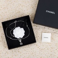 香奈兒Chanel雙C吊墜項鍊，幾乎全新，帶盒子，珍珠點綴，