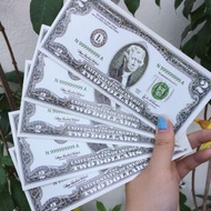100 lucky money envelopes shaped like 2 dollar bills