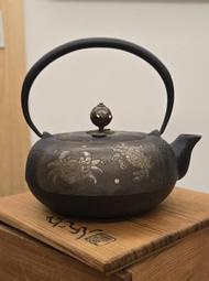 『 鼎登坊 』日本南部鐵壺 魯山人雕 蟹與龜與魚金銀鑲嵌鐵壺/原箱/書款 ((南部鐵器 龜文堂 龍文堂