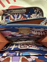 【內裡極新淨✨2021年Z刻】Hermes Silk'In Compact 絲巾拉鍊短夾銀包（金棕色 Gold 37 / 法國甜點絲巾）