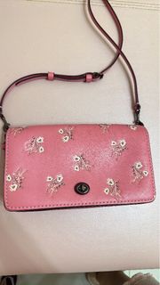 Coach 粉紅斜肩袋