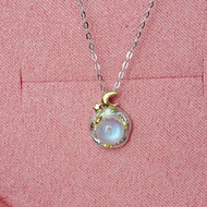 藍色月光石吊墜項鍊，由 925銀製成。