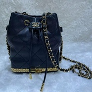 Chanel 黑金扣迷你水桶風琴包