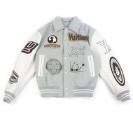LOUIS VUITTON) 2023 秋冬棒球夾克，成色極佳，皮革袖子和皮標，藍灰色和白色，46 碼，正品，意大利製造，男士款
