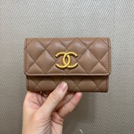 Chanel 奶茶色荔枝皮金釦卡包AP3523