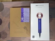 Dyson 吹風機 長春花藍配玫瑰金+原廠收納架