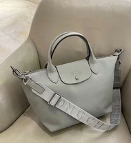 🔥清庫存｜超低價走貨｜Longchamp Le Pliage Xtra 龍驤小羊皮短柄手提斜挎餃子包｜軟糯淺灰高級感 百搭實用通勤約會必入|