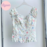 Áo Kiểu Nữ Tay Ngắn BYOON SAIGON Viền Bèo Họa Tiết Hoa Nhí Thêu A51396