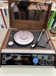 老式留聲機 黑膠唱機 收音機多合一  品相極好  馬達轉盤正常轉動 有唱頭唱針 開電後收音機的頻率處亮燈 詳見描述