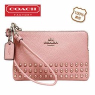【COACH】立體馬車LOGO+個性鉚釘全皮革多功能手拿包64252-淡粉紅色