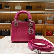 【精緻奢華、迷你卻超吸睛】Christian Dior Lady Dior Mini 迷你款｜亮粉色蜥蜴皮｜銀色 Logo 吊飾｜附原廠背帶｜桃紅色包包