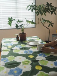 讓家裏變得跳躍又安靜的舒心綠色幸運小花點綴餐桌布