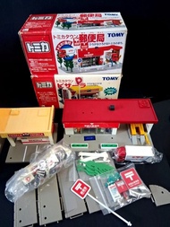 二手 舊版 TOMY Tomica Town 郵便局 & Pizza-La 玩具套裝二盒 注意：郵便局缺1燈柱 Pizza屋缺1條欄杆 加送多一架pizza車仔（1号）（全部$350）