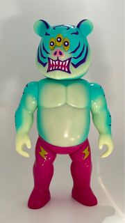 Art Junkie Butiger 三眼虎摔角手 夜光版搪膠Sofubi 