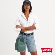 Levis 女款 手提、斜背兩用束口水桶包 / 簡約髮絲紋金屬Logo 瑪瑙綠 人氣新品