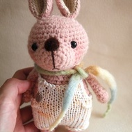 毛線娃娃 手作玩偶 羊毛氈 白色吊帶褲圍巾寵物 粉色兔子