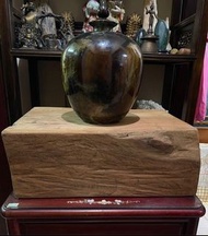 100%台灣百年牛樟木金磚塊/無上漆/含油高/香濃沙士味/高19公分寬53公分深37公分重量22.5公斤/一律先付款後出貨/全台免運費/全台到府免運