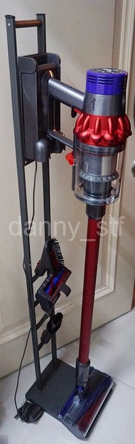 性價比高組合👍🏻Dyson V10 CN版 吸塵機 跟4x吸頭/1x長管/1X原裝火牛 連Dyson專用企架