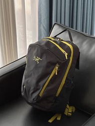💥現貨💥 超耐裝戶外通勤兩用 始祖鳥Arc'teryx Mantis 26 雙肩後背包 | 黑黃限定撞色 | 防潑水耐磨面料 | 26L大容量收納|
