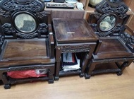 高價回收舊木傢私、虎斑木皇宮椅、越南黃花梨皇宮椅、黃花梨鳥籠、酸枝雙人椅、酸枝臺、六角酸枝花幾、明清大紅酸枝傢私、大班椅、長案桌、茶几、酸枝羅漢床、太師椅、酸枝官帽椅 酸枝扶手椅 黃花梨家具 紫檀 古