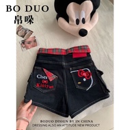 美式hellokitty刺绣辣妹牛仔短裤女夏季设计感格纹拼接包臀热裤子3.31 American-style Hello Kitty embroidered denim shorts for wome