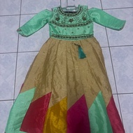 kids wear a dress and