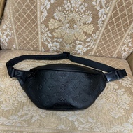 LV 黑牛皮壓紋黑釦Discovery PM胸腰包M46036
