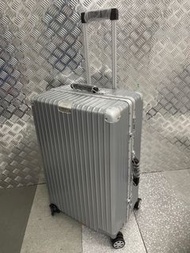 款靚盡在fashiontrade：28 吋鋁合金框復古款行李箱旅行箱 28 inch lugguage 71 x 29 x 45cm