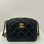 CHANEL 22A金幣黑荔枝拉鍊小相機包