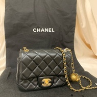 全新正品｜Chanel Classic Flap 21 香奈兒 小金球CF 方胖子 保卡款 羊皮 斜跨單肩包 迷你 黑色｜AS1786-B02916-94305