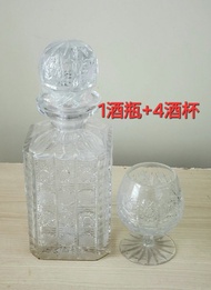 波希米亞水晶(Bohemia Crystal)手工雕刻酒瓶(1)與白蘭地杯(4)套裝。

波希米亞水晶以其高超的切割工藝聞名於世，這套酒具採用了傳統的深切方格與幾何星芒紋路（著名的 PK500 經典雕