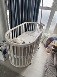 白色橢圓形嬰兒床連床墊