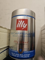 $120／2樽，$500／10樽。 illy 品牌的中度烘焙 Decaffeinato (低咖啡因) 咖啡。產品重量為 250G，封裝在經典的銀色金屬罐中。這款咖啡採用 100% 阿拉比卡咖啡豆，特色